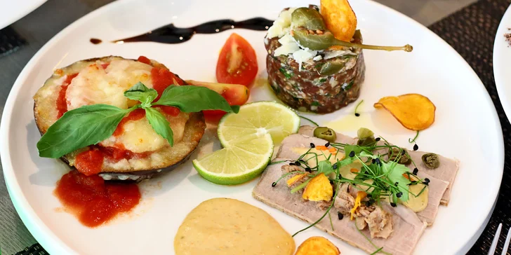 Jako předkrm ochutnáte hovězí tatar z Piemontu, zapečený lilek s rajčaty a mozzarellou, vitello tonnato, olivy a pizza brot.