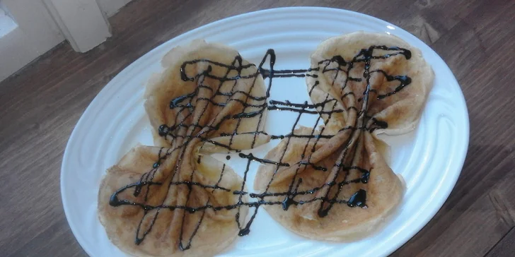 Hostinu zakončíte palačinkami, můžete si je dát s tvarohem, jablky nebo nutelou.