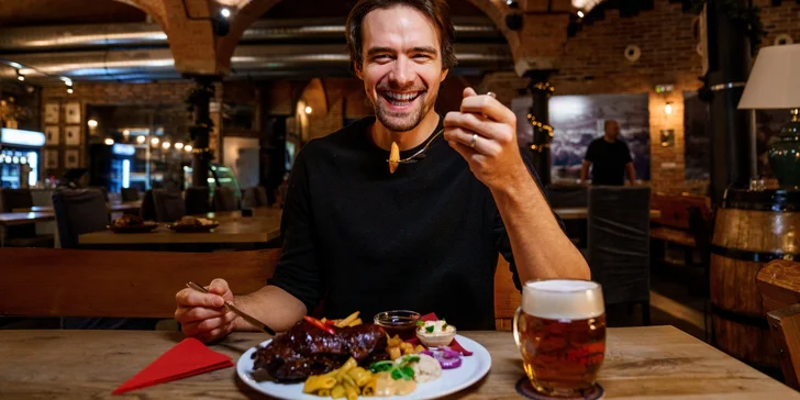 Po relaxácii ste pozvaní na obed alebo večeru. Dáte si pečené koleno alebo si vyberiete inú špecialitu z menu.
