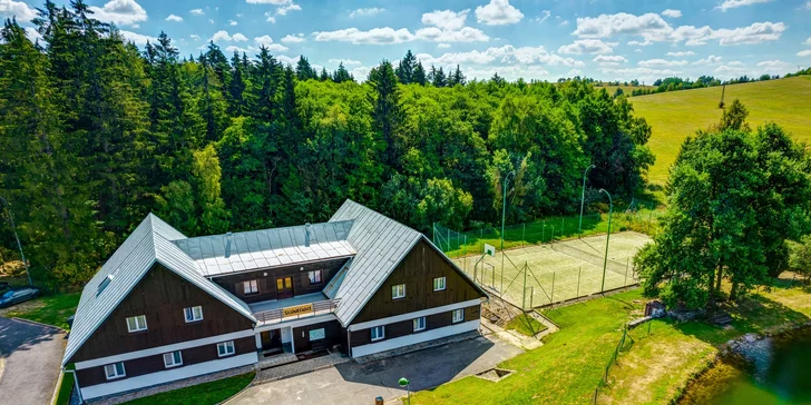 Jsou tu šipky, ping-pong, dětské hřiště, úschovna lyží, za hezkého počasí je k dispozici i venkovní multifunkční hřiště. 
