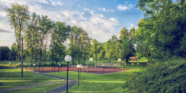 Všude kolem hotelu se rozkládá hezký zelený park, nic vás tedy rušit nebude. 