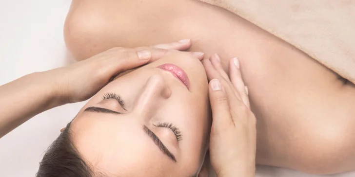 Kompletní základní ošetření zahrnuje i relaxační masáž obličeje a dekoltu. 