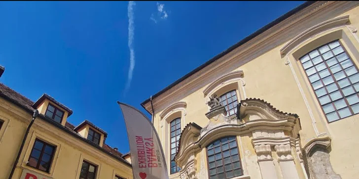 Průměrná doba návštěvy výstavy je přibližně 1 hod. Může ale klidně trvat déle, záleží na vašem tempu. 