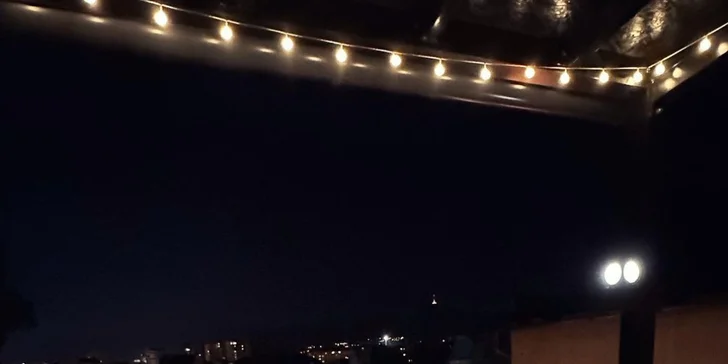 Chybět nebude ani porce hranolků s dipem podle výběru. 