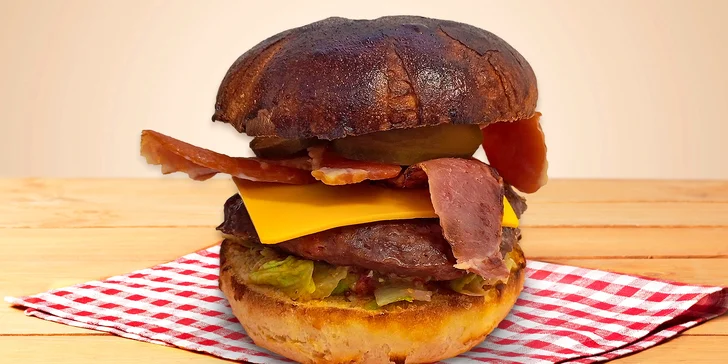 Burger z jelena nebo divočáka, hranolky a nápoj pro 1 nebo 2 osoby