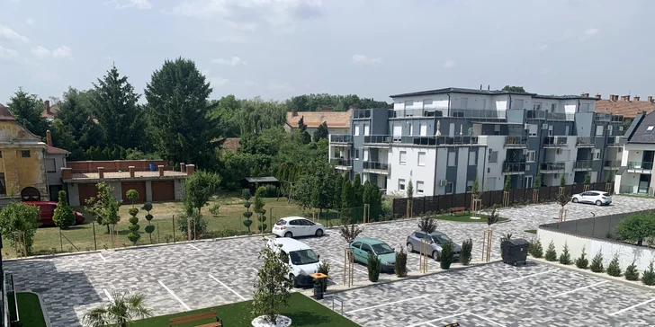 Ak prídete autom, tak bezplatne zaparkujete v areáli rezidencie. 