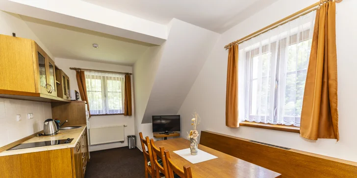 Štvorlôžková izba má jednu spálňu, apartmán dve samostatné.