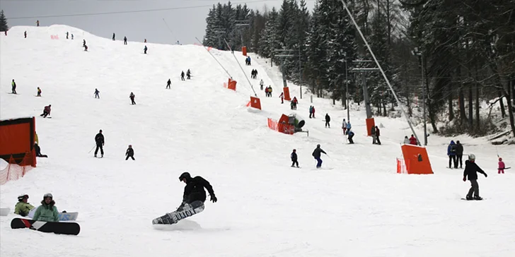 Skiareál Peklák je jen 15 km daleko.