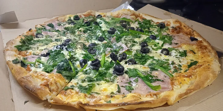Vyberete si tu dvě pizzy o průměru 33 cm.