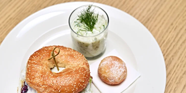 K bagelu dostanete svěží okurkový salát i sladkou tečku v podobě nugátového koblížku. 