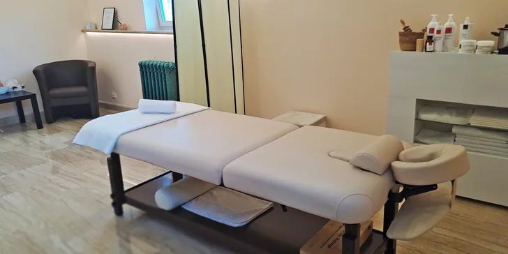 Na výběr je několik typů masáží, třeba klasická masáž, masáž lávovými kameny, aromatická masáž nebo čokoládová masáž se zábalem.