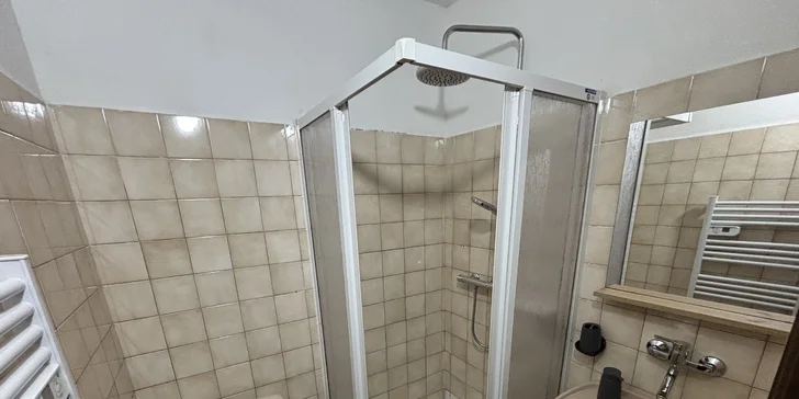 Apartmán aj izba disponujú vlastnou kúpeľňou s WC.