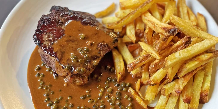 Pošmáknout si tu můžete na rib-eye steaku s domácími hranolky (varianta pro dvě osoby, bez bowlingu).