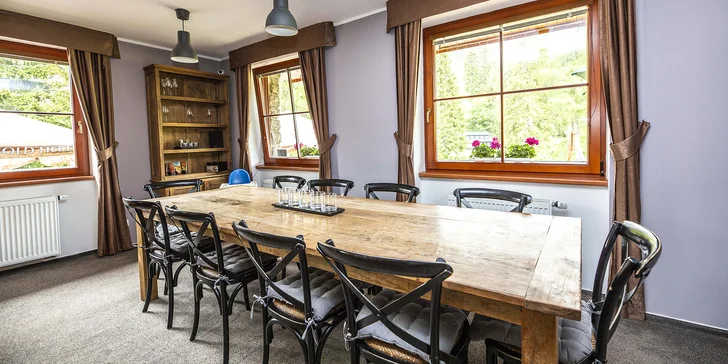 Na snídaně a večeře budete chodit do hotelové restaurace.