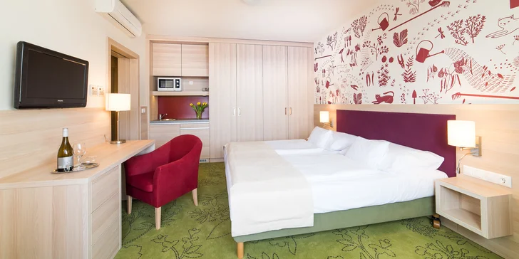 Na výběr máte dva typy ubytování: dvoulůžkový pokoj nebo rodinný apartmán.