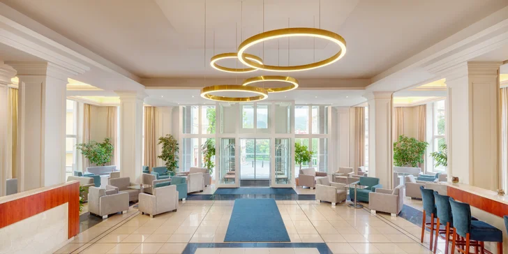 Hotel stojí asi 8 minut chůze od zpívající fontány. 