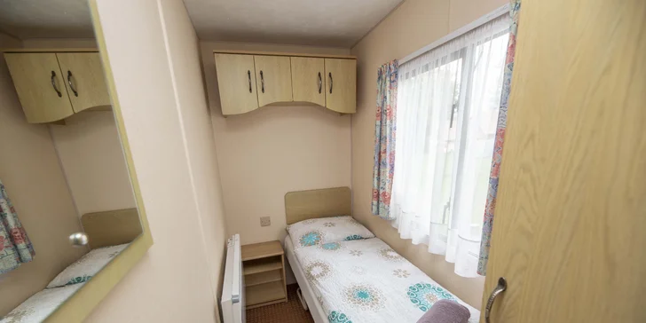 V spálni je manželská posteľ, v ďalšej izbe sú dve lôžka (na fotke mobilheim).