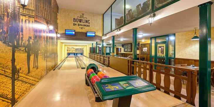 V restauraci Jelen si nejen dobře pochutnáte, ale můžete si tu i zahrát bowling či šipky. 