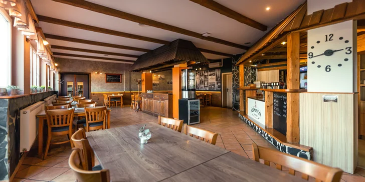 Restaurace je součástí Heřmanického pivovaru, tak určitě koštněte i zdejší ležáky. 
