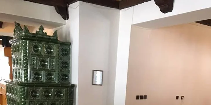 V penzionu si dáte snídani a večeři ve stylové restauraci.