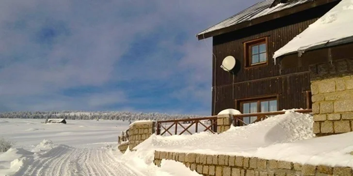 Chata Malá Rennerovka leží ve výšce 1240 m n. m. ve významné horské rekreační oblasti střední části Krkonoš.
