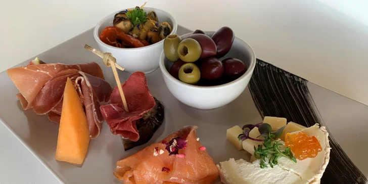 Tapas – vyzrálá parmská šunka, mušle na čerstvých bylinkách, marinovaná paprika a lilek, olivy kalamata, uzený losos, sušené tomaty, grana padano, kozí sýr