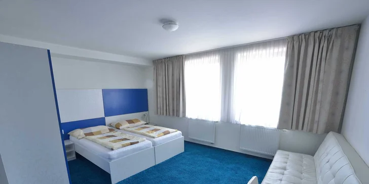 V penzionu se ubytujete v příjemném pokoji s předsíní a komfortní ložnicí s minibarem, televizí a připojením na Wi‑Fi.