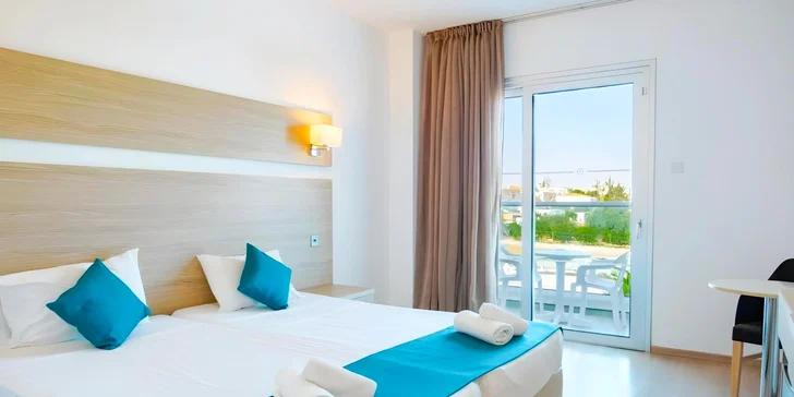 Bydlet budete v resortu Kapetanios Bay v letovisku Protaras.