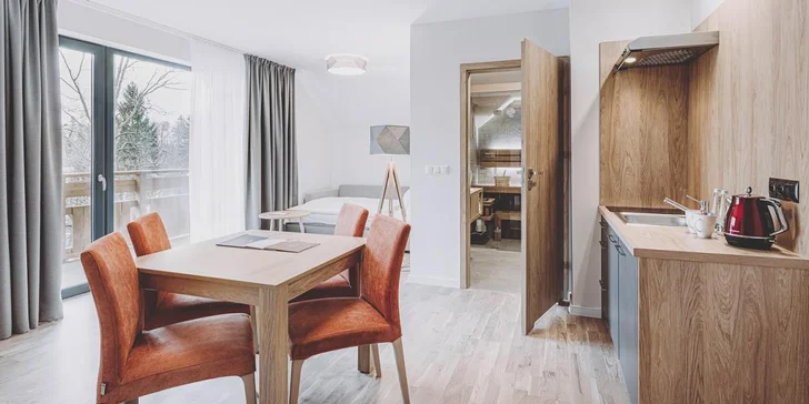 Apartmány jsou v oddělené budově, na jídlo a do wellness budete chodit do té hlavní.