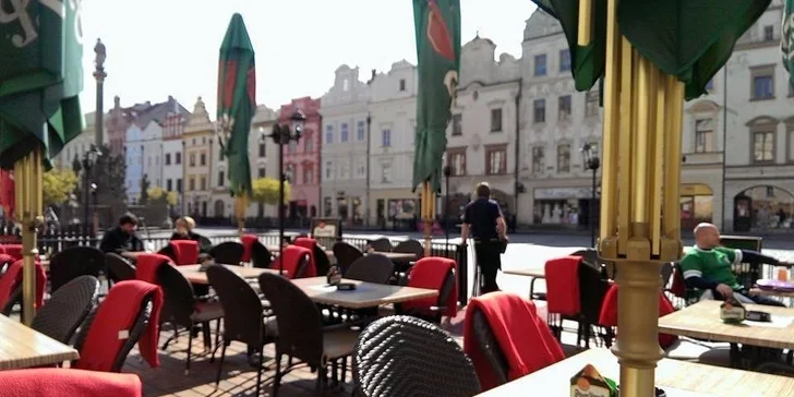Útulná restaurace přímo na náměstí. 