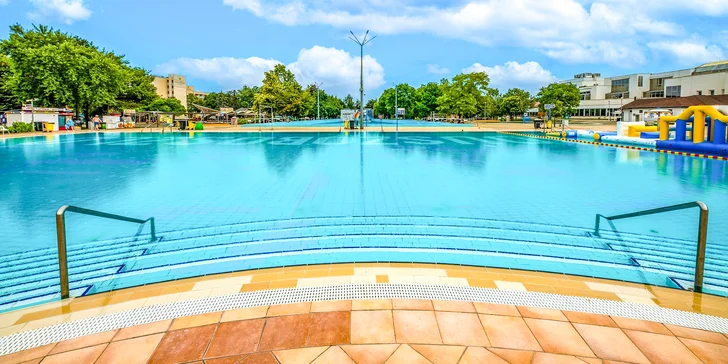 Vouchery obsahujú neobmedzený vstup do vonkajšieho areálu Hungarospa Strand-és Gyógyfürdő.