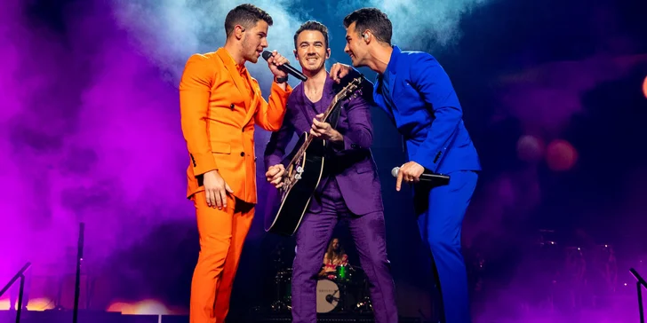 Únorový koncert Jonas Brothers v Berlíně: doprava autobusem a vstupenka