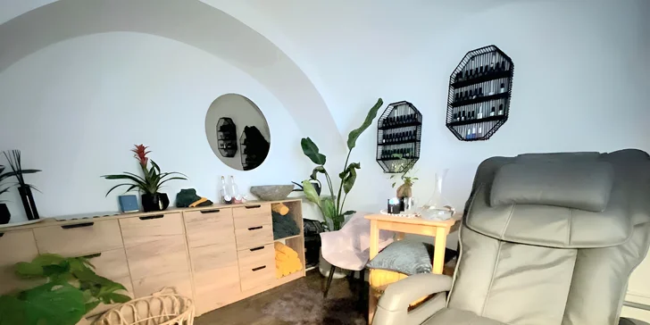 Zatímco se pedikérka bude starat o vaše nohy, vy budete relaxovat díky masážnímu křeslu, kde se pohodlně usadíte.