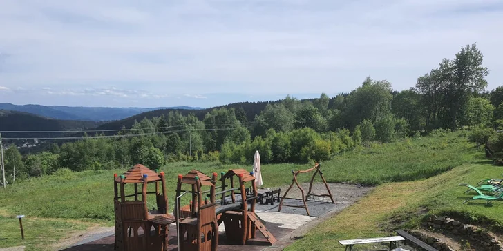 Přímo u hotelu je nové venkovní dětské hřiště, kde se vaše ratolesti dozajista vyřádí.