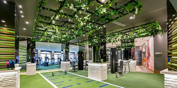 Přebytečnou energii můžete vybít ve fitku, na tenisovém kurtu nebo třeba při plážovém volejbalu.