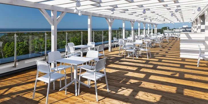 Na střeše hotelu je bar a restaurace. A božský výhled. 