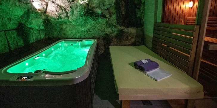 Čeká vás finská sauna s teplotou 80 °C či parní sauna, která působí velmi příznivě při dýchacích onemocněních, při léčbě a prevenci astma či nachlazení.