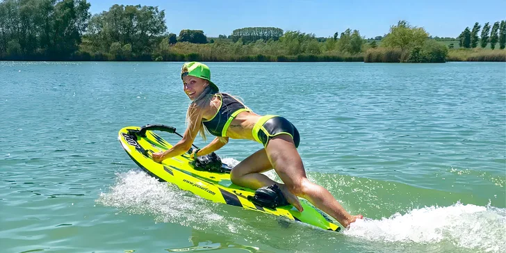 Kurz jetsurfu i se zapůjčením veškerého vybavení pro 1 osobu na 1 hodinu