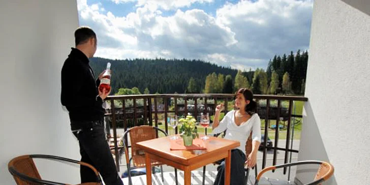 Ubytujete se v příjemném pokoji, k některým patří i balkon. 