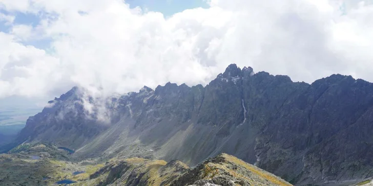 Svišťový štít sa týči vo výške 2382 m n. m.