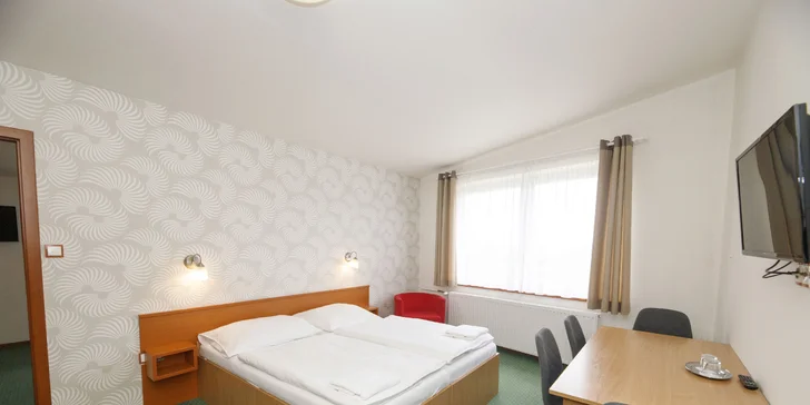 Každá izba má televízor, Wi‑Fi a kúpeľňu so sprchovacím kútom, fénom a sociálnym zariadením.