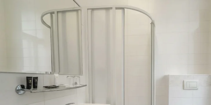 Samozřejmostí je vlastní koupelna se sprchovým koutem.