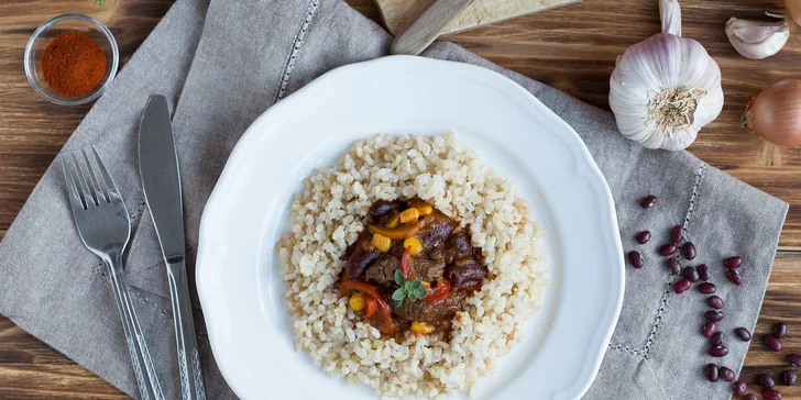 Veganské chilli con carne s celozrnnou rýží.