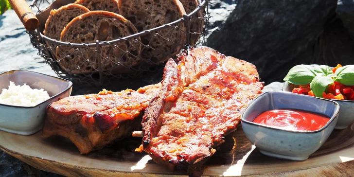Připraví vám tu jednu nebo dvě 500g porce pečených vepřových žeber. 