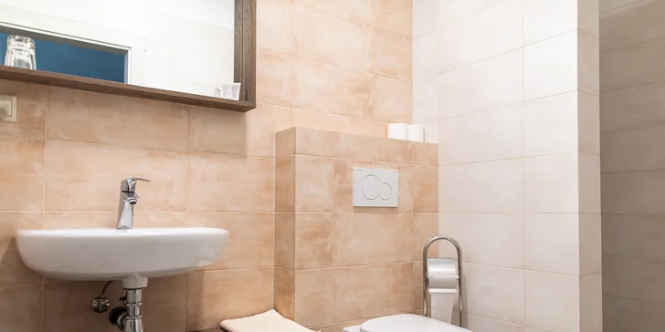 Každý dvoulůžkový pokoj má samostatnou koupelnu se sprchou i WC.

