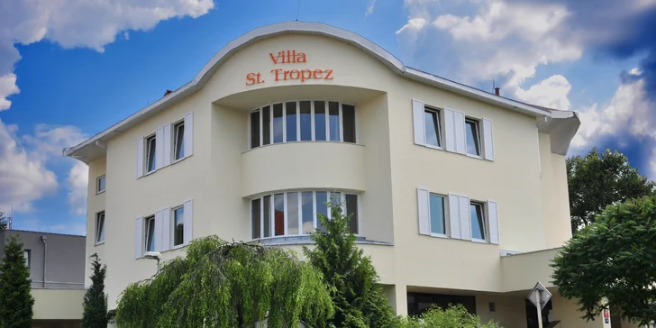 Villa se nachází hned vedle obory Hvězda.
