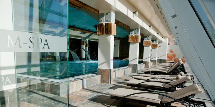 K wellness náleží i ochlazující a relaxační zóna s vyhřívanými lehátky.