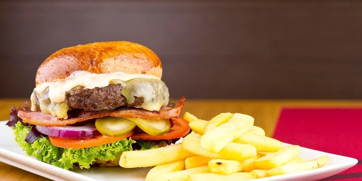 K burgeru nechybí hranolky. 
