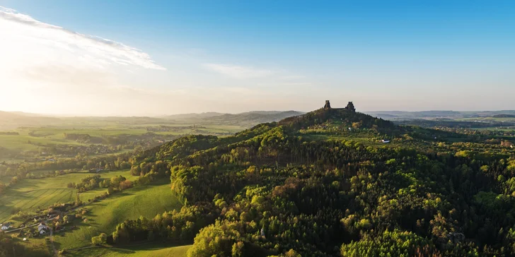 Z oken restaurace a venkovní terasy je krásný výhled na město Turnov, Klokočské skály a Kozákov. 