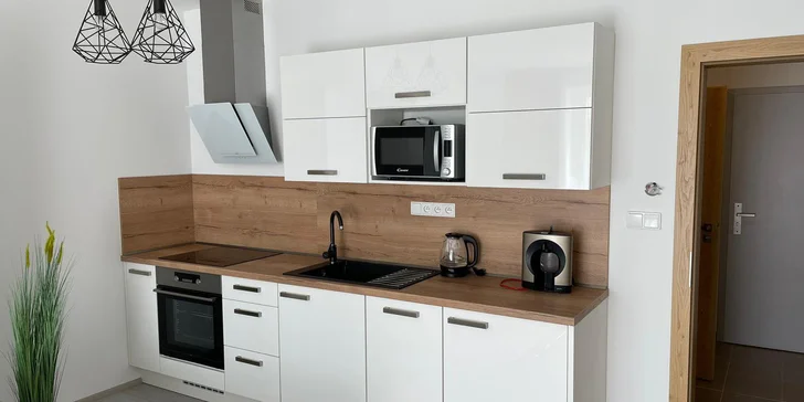 Moderní Apartmán u jezera stojí přímo u hlavní pláže (cca 1 min.) a nabídne vám veškerý komfort.